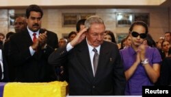 Venezuela - Presidenti i Kubës Raul Kastro gjatë nderimeve në funeralin e Chavez-it