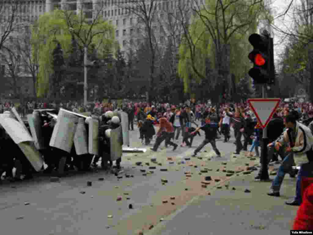 Moldova - Students' rally in Chisinau 7Apr2009