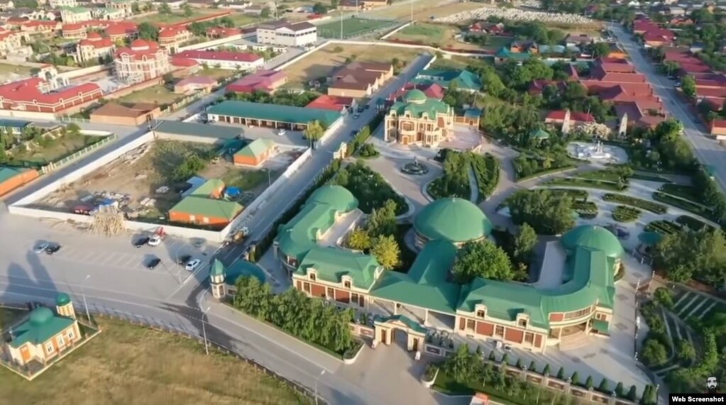 Как утверждает Абдурахманов, особняк с зелёной крышей – это дом Делимханова