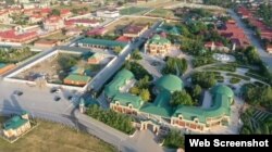 Как утверждает Абдурахманов, особняк с зелёной крышей – это дом Делимханова