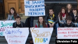 Акція на підтримку української мови біля Адміністрації президента України. Київ, 23 квітня 2014 року