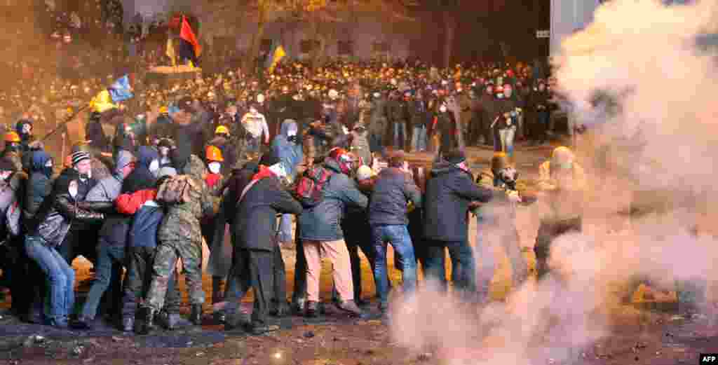 Ukraine -- Protesters clash with riot police, Kyiv, 19Jan2014