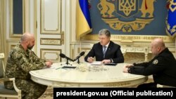 Президент України Петро Порошенко (посередині) під час наради із секретарем Ради національної безпеки і оборони України Олександром Турчиновим (праворуч) і заступником секретаря РНБОУ Сергієм Кривоносом. Київ, 2 квітня 2019 року