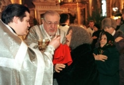 Архівне фото: причастя в Володимирському соборі, Київ, 7 січня 1999 року