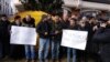Брат осужденного священника устроил акцию протеста у стен патриархии с требованием перестать «медленно убивать его брата»