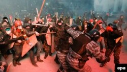 Ukrainë - Protestuesit përleshen me policinë speciale gjatë protestës në qendër të Kievit, 19 janar, 2014