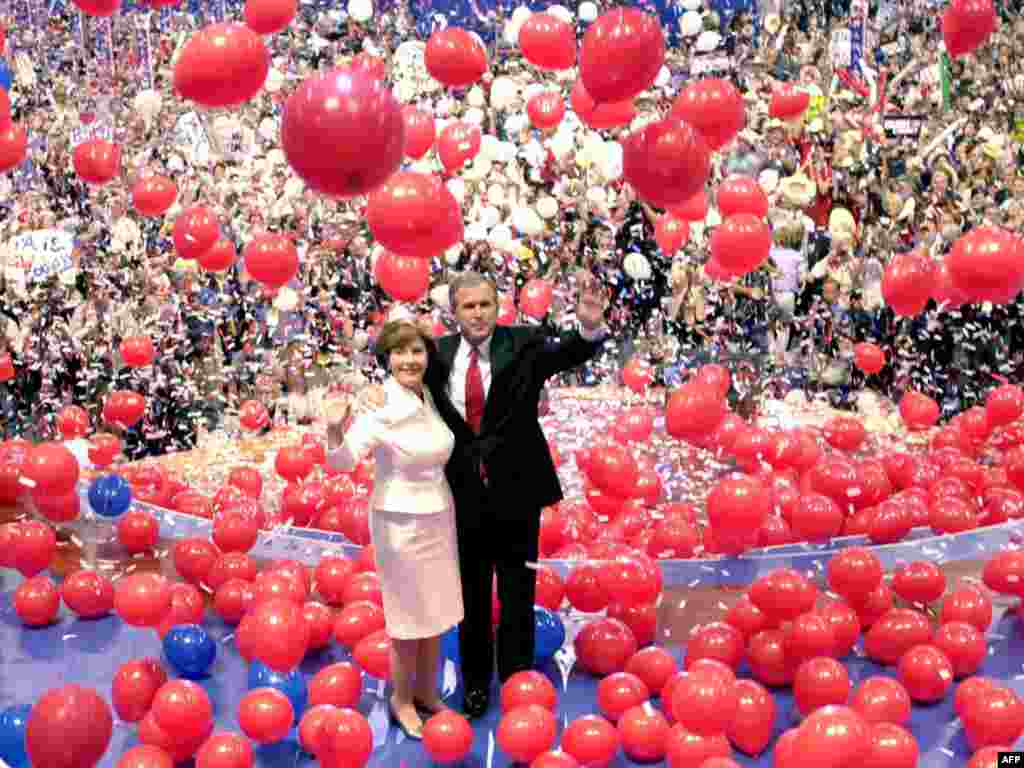 Fushata e parë elektorale, 2000. - bush20 PHILADELPHIA : Republican presidential nominee George W. Bush and his wife Laura wave to the delegates after his acceptance speech at the 2000 Republican National Convention at the First Union Center in Philadelphia, PA, 03 August, 2000. (ELECTRONIC IMAGE) AFP PHOTO Karen BLEIER 