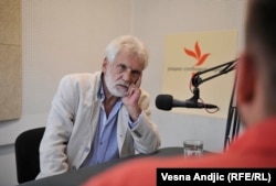 Zoran Stojiljković: Naredni izbori će biti ekstremno važni, a, kao što sam rekao, posebno će biti važna dan posle izbora. Nisam siguran da je vladajuća garnitura spremna da mirno siđe sa vlasti i liši se ogromnih privilegija.