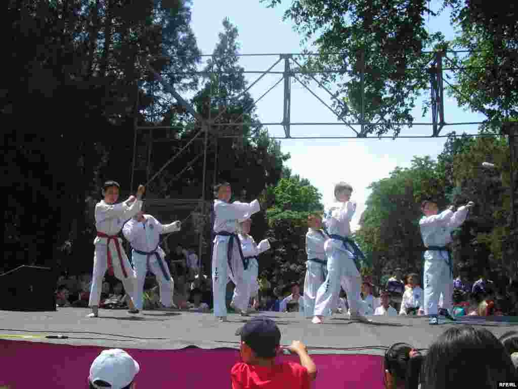 Бишкекте Балдарды коргоо күнүнө арналган спорттук мелдештер майрамдык маанайда өттү