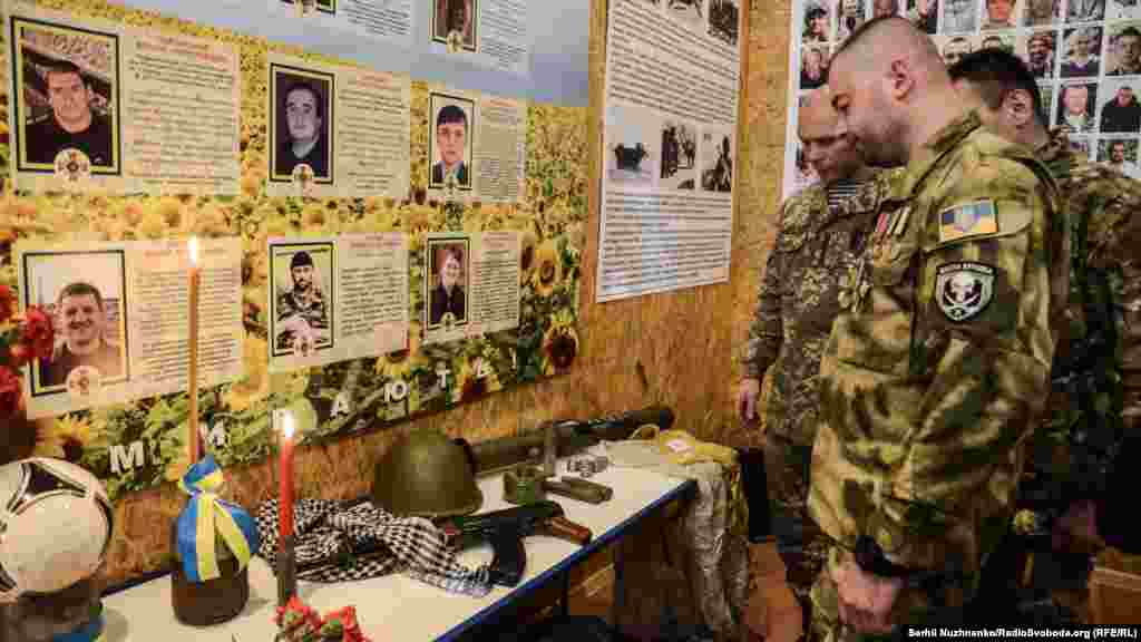 Військові біля символічного меморіалу пам’яті в музеї АТО