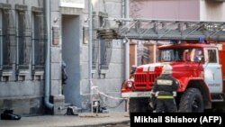 У здания ФСБ в Архангельске в день взрыва