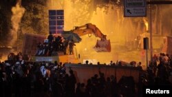 Ցուցարարների եւ ոստիկանության միջեւ բախումները Ստամբուլում Թուրքիայի վարչապետի նստավայրի մոտակայքում, 3-ը հունիսի, 2013թ.