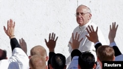 Vernici u Vatikanu pozdravljaju papu