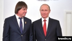 Heart surgeon Yevgeny Pokushalov (left) with President Vladimir Putin at the Kremlin in June 2017