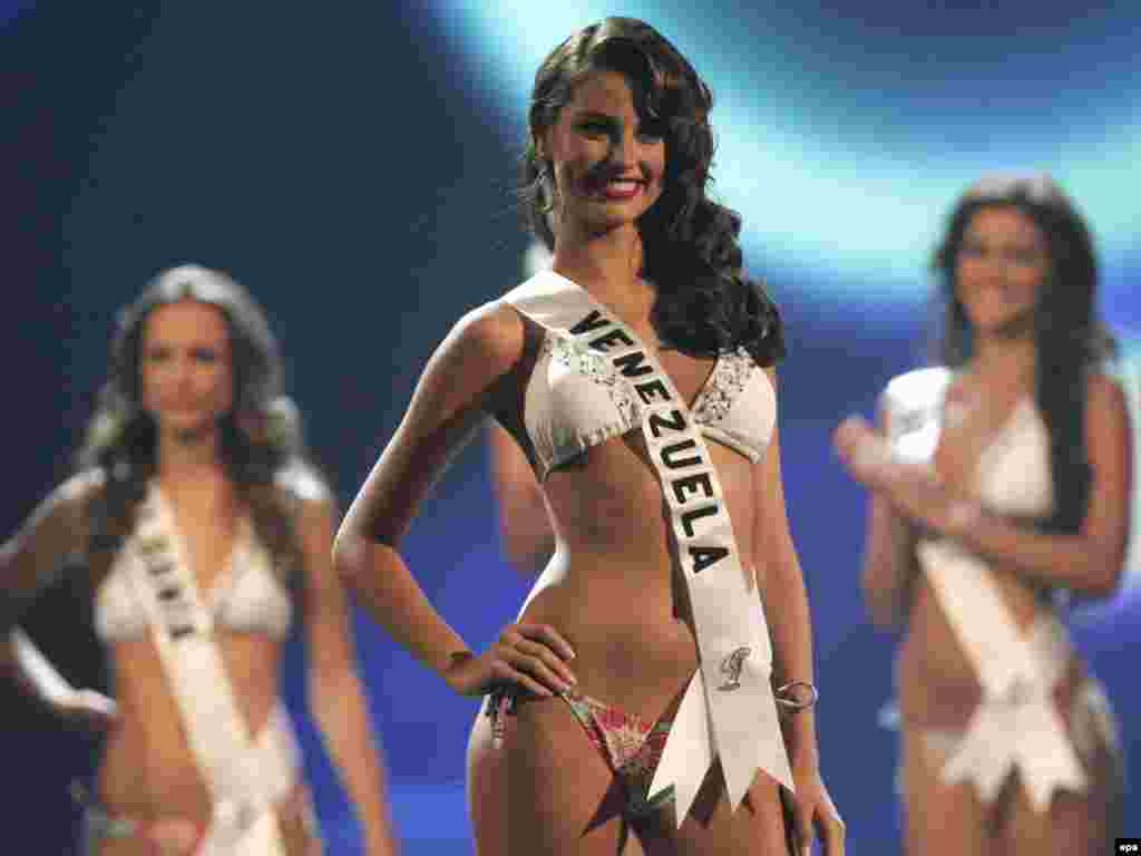 В конкурсе красоты "Мисс Вселенная-2009" победила представительница Венесуэлы Стефания Фернандес
