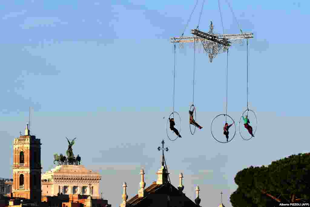 Воздушные акробаты репетируют перед новогодним шоу в Риме, Италия, 30 декабря 2018 года.&nbsp; &nbsp;
