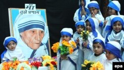 Jedna škola u Indiji obeležava 104. rođendan Majke Tereze, 2014.