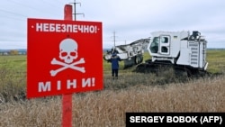 Українські військовослужбовці використовують машину для розмінування Armtrac 400, здатну розмінувати 2400 квадратних метрів на годину. Харківська область, 27 жовтня 2022 року