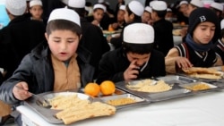 Afghan children who have lost their parents eat a meal at a privately run care home in Kandahar. (file photo)