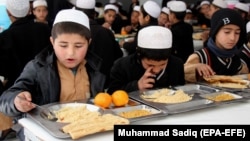 Afghan children who have lost their parents eat a meal at a privately run care home in Kandahar. (file photo)