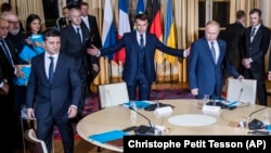 Președintele Rusiei, Vladimir Putin (dreapta), președintele Franței, Emmanuel Macron (în centru) și președintele Ucrainei, Volodimir Zelenski la o sesiune de lucru la Palatul Elysee, 9 decembrie 2019