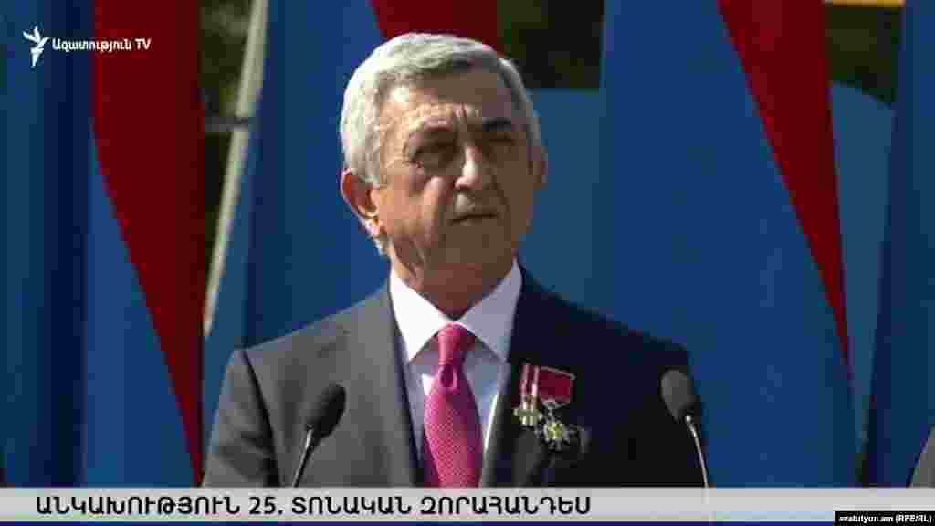 Армения президенті Серж Саргсян ел тәуелсіздігінің 25 жылдығына орай Ереванда өткізілген әскери парадта сөйлеп тұр. 21 қыркүйек 2016 жыл.