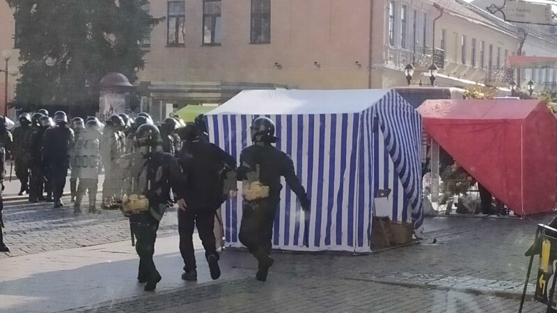 Білорусь: правозахисники публікують імена десятків затриманих на недільному марші