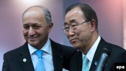 Laurent Fabius (majtas) së bashku me sekretarin e përgjoithshëm të OKB-së Ban Ki-moon në samitin për klimën në Paris