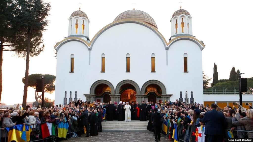 Папа Римський Франциск зустрівся з вірянами Української греко-католицької церкви та главою УГКЦ Святославом Шевчуком під час відвідин собору Святої Софії в Римі, 28 січня 2018 року