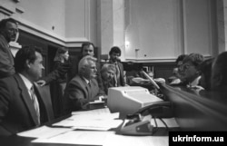 Голова Верховної Ради Леонід Кравчук (посередині) у день ухвалення народними депутатами Акту проголошення Незалежності України. Київ, 24 серпня 1991 року