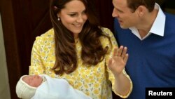 Принц Уильям и его жена Кэтрин, герцогиня Кембриджcкая, вместе с новорожденной принцессой, 2 мая 2015 года 