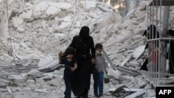 Një familje siriane duke u larguar nga hapësira pas bombardimeve të pardjeshme në Alepo të Sirisë