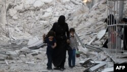 Сирійська родина залишає місце бомбардування в Алеппо, 23 вересня 2016 року