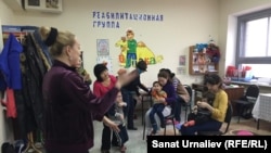 Дети с ограниченными возможностями во время занятий в реабилитационной группе. Уральск, 4 апреля 2016 года.