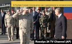 2017 год, Сергей Суровикин отдает честь Владимиру Путину на российской авиабазе Хмеймим в Сирии