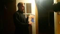 Отец Андрей показывает открытку, которую 13 декабря подарила Анастасия Бовт