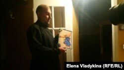 Отец Андрей показывает открытку, которую 13 декабря подарила Анастасия Бовт