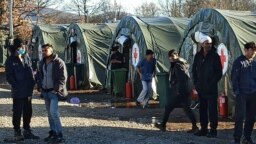 A boszniai Bihac közelében lévő Lipa menekülttábor, 2021. február 18-án