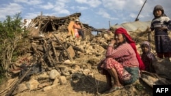 Жители на Непал по земјотресот кој ја погоди земјата. 