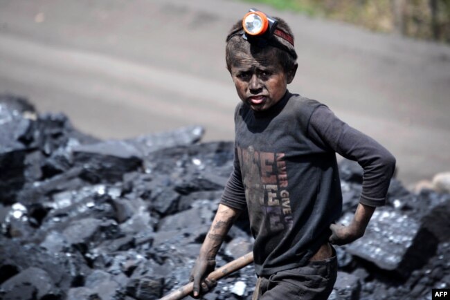Një djalë afgan duke punuar në një minierë qymyri në provincën Samangan.