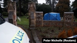 Полицейское оцепление вокруг участка кладбища, где похоронены супруга и сын Сергея Скрипаля, бывшего офицера ГРУ России, доставленного с признаками отравления в британскую больницу. Солсбери, 9 марта 2018 года.