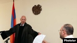 Armenia - Bagrat Yesayan (R), editor of "Yerkir" daily, receives a copy of the court verdict on a libel suit filed by businessman Tigran Arzakantsian, 08Jun2011.