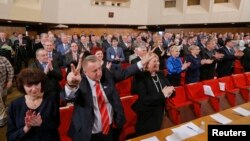 Кримський парламент реагує на ухвалення нової Конституції Криму, Сімферополь, 11 квітня 2014 року