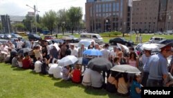 Armenia - Owners of commercial kiosks in Yerevan protest against Mayor Karen Karapetian's decision to dismantle them, 8Aug2011.