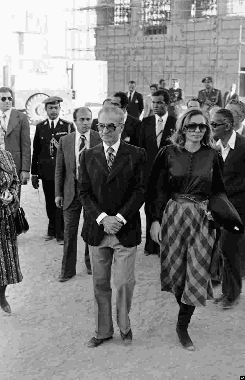 محمدرضا شاه و شهبانو فرح در حال قدم زدن در منطقه اسوان مصر