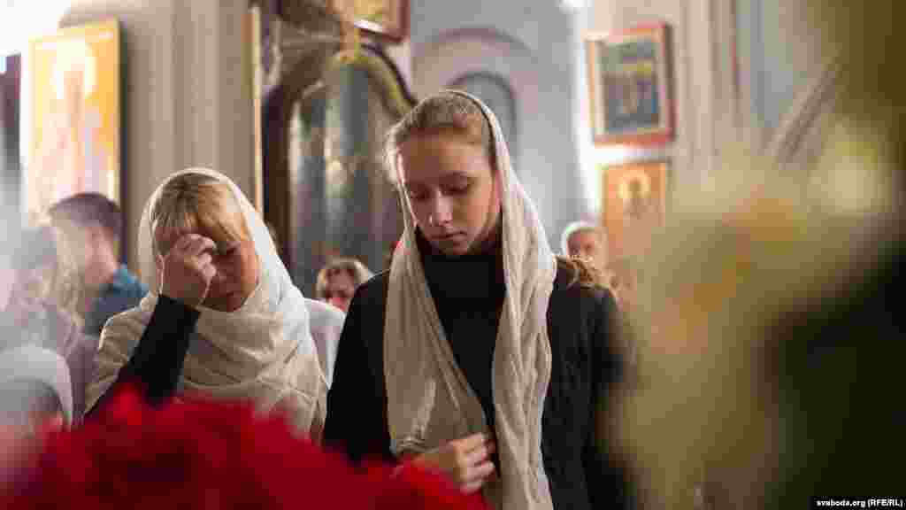 Belarus - Holy Saturday in Minsk churches, Consecration of Easter meals, 11Apr2015