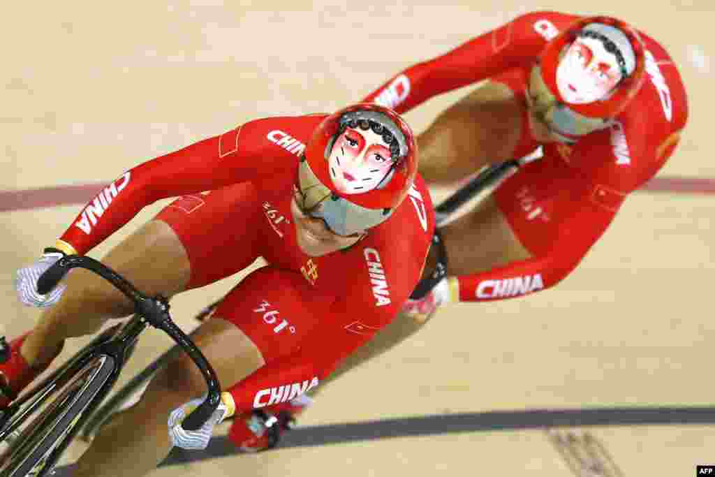 China&#39;s Gong Jinjie (left) and China&#39;s Zhong Tianshi compete in the women&#39;s team-sprint cycling event.