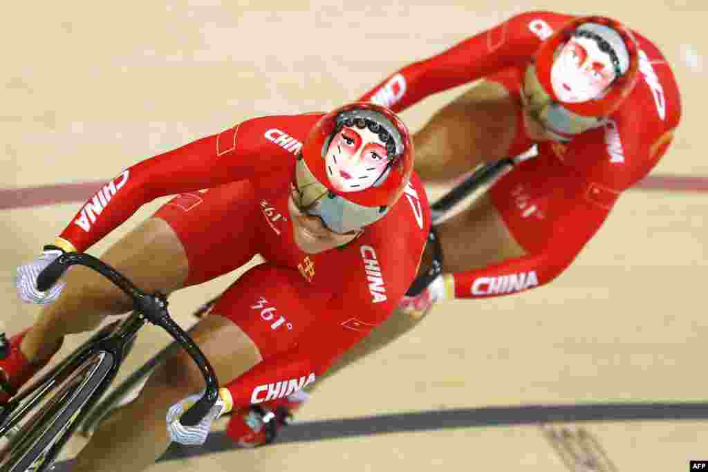 China's Gong Jinjie (left) and China's Zhong Tianshi compete in the women's team-sprint cycling event.