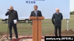 Президент китайской компании «Айцзю» Хэи Дзя (в центре) на церемонии начала строительства маслозавода. Северо-Казахстанская область, 2 июня 2016 года.