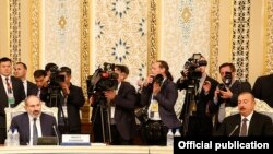 Tajikistan - Armenian Prime Minister Nikol Pashinian (L) and Azerbaijani President Ilham Aliyev attend a summit of the Commonwealth of Independent States in Dushanbe, 28 September 2018.